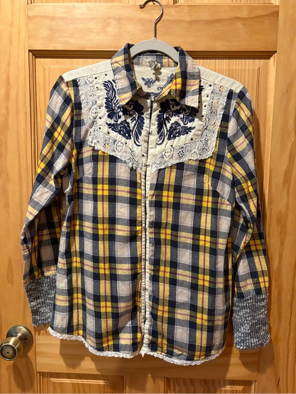 Gimmicks by BKE Plaid Flannel Lace Embroidered Western Shirt women’s S